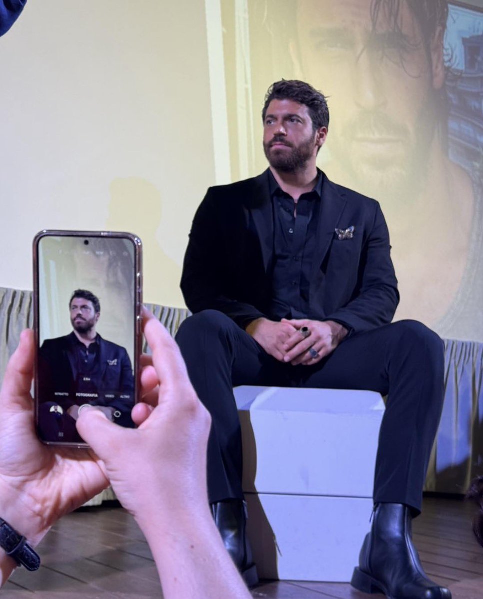 CanYamanNewsInt's tweet photo. ♦️16th World Social Film Festival at Vico Equense - #CanYaman during masterclass https://t.co/WUtINedoxe