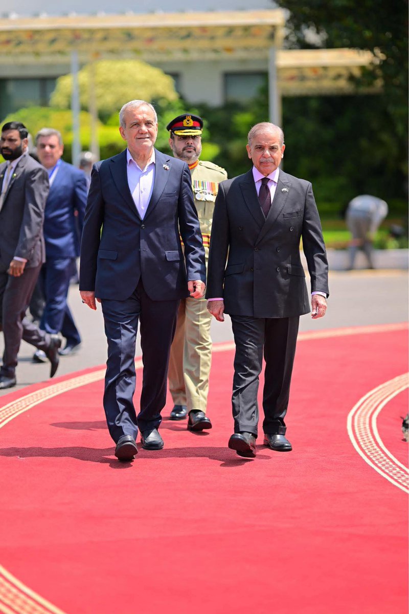 BSWarraich's tweet photo. وزیراعظم محمد شہباز شریف کی ایران کے صدر ڈاکٹر مسعود پزشکیان سے ٹیلیفون پر گفتگو

وزیراعظم محمد شہباز شریف نے آج اسلامی جمہوریہ ایران کے صدر، عزت مآب ڈاکٹر مسعود پزشکیان سے ٹیلیفون پر گفتگو کی۔
دورانِ گفتگو وزیراعظم نے خطے میں حالیہ کشیدگی پر گہری تشویش کا اظہار کرتے ہوئے خطے میں امن و استحکام کی فوری بحالی کی ضرورت پر زور دیا۔ وزیراعظم نے ایران اور دیگر تمام متعلقہ فریقوں پر زور دیا کہ وہ تحمل و بردباری کا مظاہرہ کریں اور ایسے کسی بھی اقدام سے گریز کریں جو گزشتہ چند ماہ کے دوران امن کے لیے حاصل ہونے والی کامیابیوں کو نقصان پہنچا سکتا ہو۔

وزیراعظم نے اسلام آباد مفاہمتی یادداشت (MoU) کے تحت کیے گئے باہمی وعدوں اور ذمہ داریوں کی پاسداری کی اہمیت پر زور دیتے ہوئے کہا کہ یہ مفاہمتی یادداشت خطے اور اس سے باہر باہمی افہام و تفہیم، احترام اور مشترکہ خوشحالی کے فروغ کے لیے ایک پائیدار بنیاد فراہم کرتی ہے۔

وزیراعظم نے خطے میں امن کے فروغ کے لیے پاکستان کے غیر متزلزل عزم کا اعادہ کرتے ہوئے صدر پزشکیان کو یقین دلایا کہ پاکستان علاقائی امن و استحکام کی بحالی اور اسے برقرار رکھنے کے لیے مخلصانہ اور دیانتدارانہ کردار ادا کرنے کے لیے ہر ممکن تعاون جاری رکھے گا۔

صدر مسعود پزشکیان نے وزیراعظم محمد شہباز شریف، نائب وزیراعظم و وزیر خارجہ سینیٹر محمد اسحاق ڈار، فیلڈ مارشل سید عاصم منیر اور پاکستان کی دیگر اعلیٰ قیادت کی جانب سے مرحوم آیت اللہ سید علی خامنہ ای کی نمازِ جنازہ اور تدفین میں شرکت پر شکریہ ادا کیا۔ انہوں نے خطے میں امن کے لیے ایران کے عزم کا اعادہ کرتے ہوئے اس ضمن میں پاکستان کی حمایت اور تعمیری کردار کو سراہا۔

دونوں رہنماؤں نے گزشتہ ماہ صدر پزشکیان کے دورۂ اسلام آباد کے دوران طے پانے والے فیصلوں پر پیش رفت کا بھی جائزہ لیا اور دوطرفہ تعاون کو مزید فروغ دینے کے لیے ان پر تیزی سے عملدرآمد جاری رکھنے پر اتفاق کیا۔

وزیراعظم نے  آیت اللہ سید مجتبیٰ حسینی خامنہ ای کے لیے اپنے نیک تمناؤں اور پرتپاک جذبات کا اظہار بھی کیا۔

دونوں رہنماؤں نے باہمی رابطے برقرار رکھنے اور علاقائی امن و استحکام سمیت باہمی دلچسپی کے امور پر قریبی مشاورت جاری رکھنے پر اتفاق کیا۔