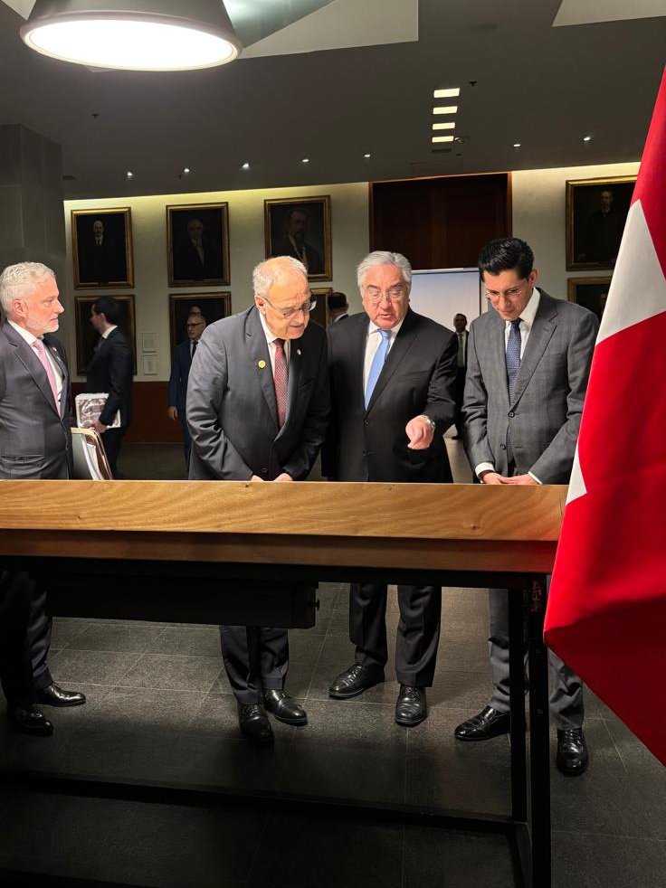 Acervo_SREmx's tweet photo. 🇲🇽🇨🇭Durante el encuentro del secretario @r_velascoa  con el presidente de la Confederación Suiza, @ParmelinG en la Cancillería mexicana, el @Acervo_SREmx presentó una muestra documental sobre la relación bilateral México-Suiza que da cuenta de la amistad, el intercambio y la cooperación entre ambos países. 

📜📸Esta exhibición contó con la participación de Gerardo Gil Valdivia, director general del Acervo, quien hizo referencia a que México, fiel a los principios que rigen su política exterior, ha compartido con Suiza la convicción de privilegiar la diplomacia, la cooperación y el derecho internacional, lo que ha convertido a ambos países en aliados clave frente a los desafíos del pasado y del presente.