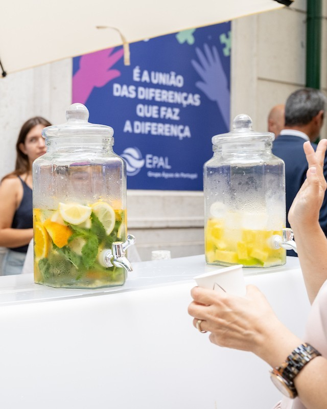 CamaraLisboa's tweet photo. À procura de um lugar para se refrescar este fim-de-semana? Se passar pela Av. Liberdade, aproveite para conhecer o Pátio da Água, um espaço gratuito, que convida a fazer uma pausa, refrescar-se e refletir sobre a importância da água enquanto recurso essencial. #Lisboa #EPAL https://t.co/wKMNpRTKqe
