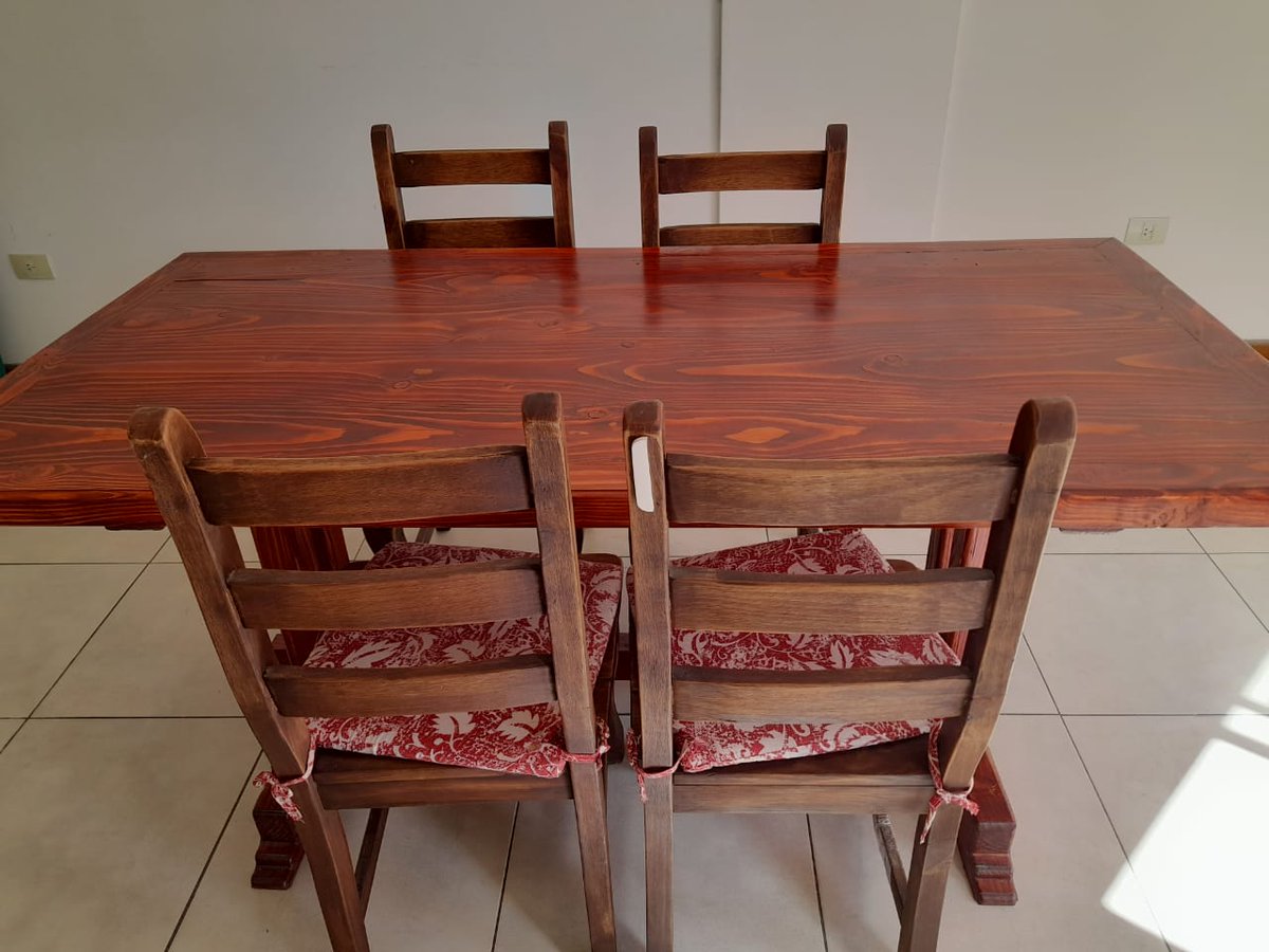RoBilches8's tweet photo. @VivireNuevaCba vendo juego de mesa (0.9 x 1.8m) y sillas. 
De madera. Todo en perfecto estado.
Cómodo para estudiantes.
250.000 todo
Consultas al: 2945638422 https://t.co/UDJBHUt1cy