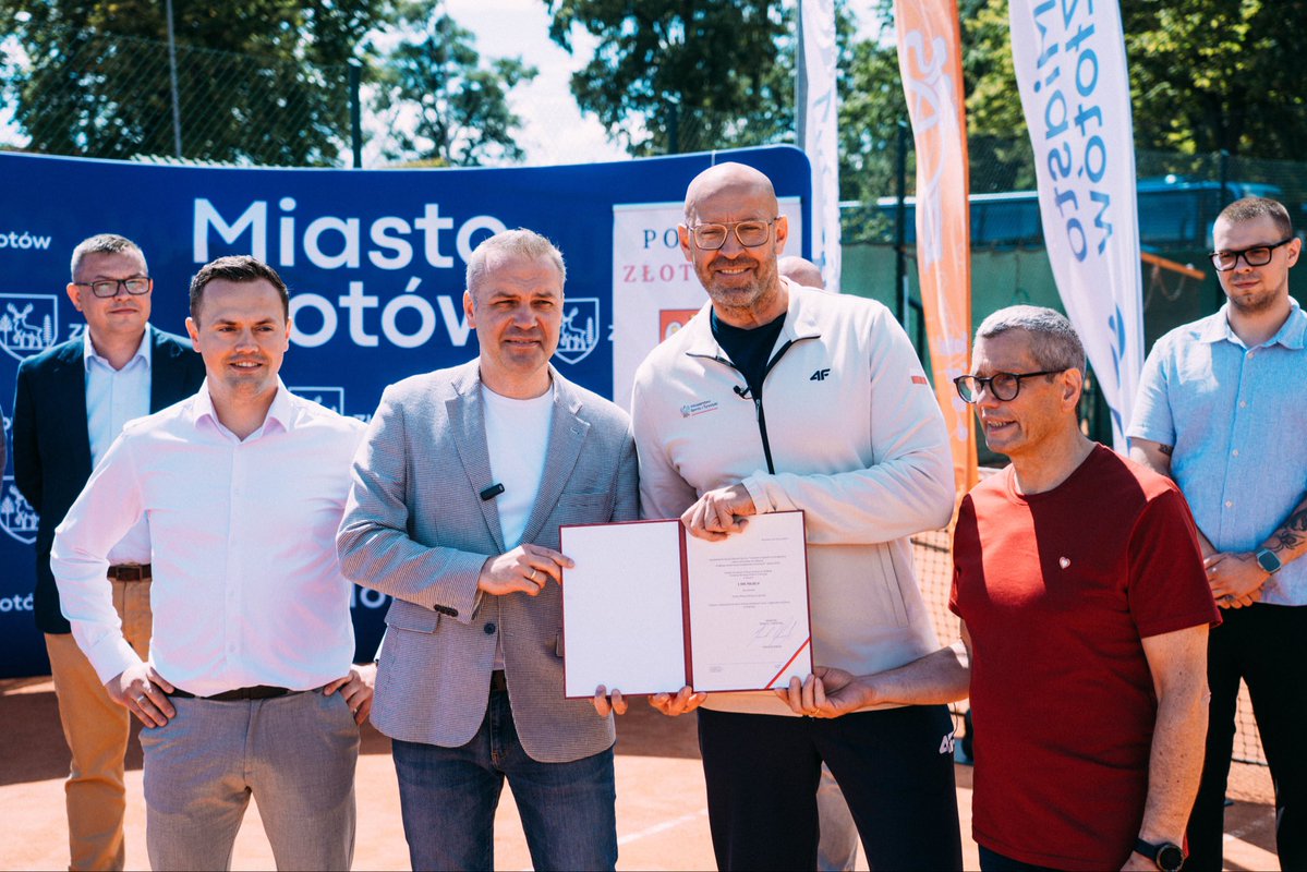SPORT_GOV_PL's tweet photo. 🔥 Nadchodzą wielkie, całoroczne emocje dla mieszkańców Złotowa!

Dzięki programowi „Tenisowe Orły” i pozyskaniu aż 1 508 700 zł dofinansowania powstaną dwa nowoczesne, zadaszone korty tenisowe. 🎾

🎾 Wizyta była też pełna czystej, sportowej rywalizacji – minister miał okazję osobiście zmierzyć się w siatkarskich starciach podczas treningu z SPS Sparta Złotów!

@PremierRP @KubaRutnicki @pzt_tenis @wuw_poznan 

#TworzymyPolskiSport🇵🇱#RobimyNieGadamy