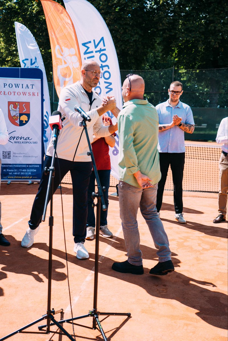 SPORT_GOV_PL's tweet photo. 🔥 Nadchodzą wielkie, całoroczne emocje dla mieszkańców Złotowa!

Dzięki programowi „Tenisowe Orły” i pozyskaniu aż 1 508 700 zł dofinansowania powstaną dwa nowoczesne, zadaszone korty tenisowe. 🎾

🎾 Wizyta była też pełna czystej, sportowej rywalizacji – minister miał okazję osobiście zmierzyć się w siatkarskich starciach podczas treningu z SPS Sparta Złotów!

@PremierRP @KubaRutnicki @pzt_tenis @wuw_poznan 

#TworzymyPolskiSport🇵🇱#RobimyNieGadamy