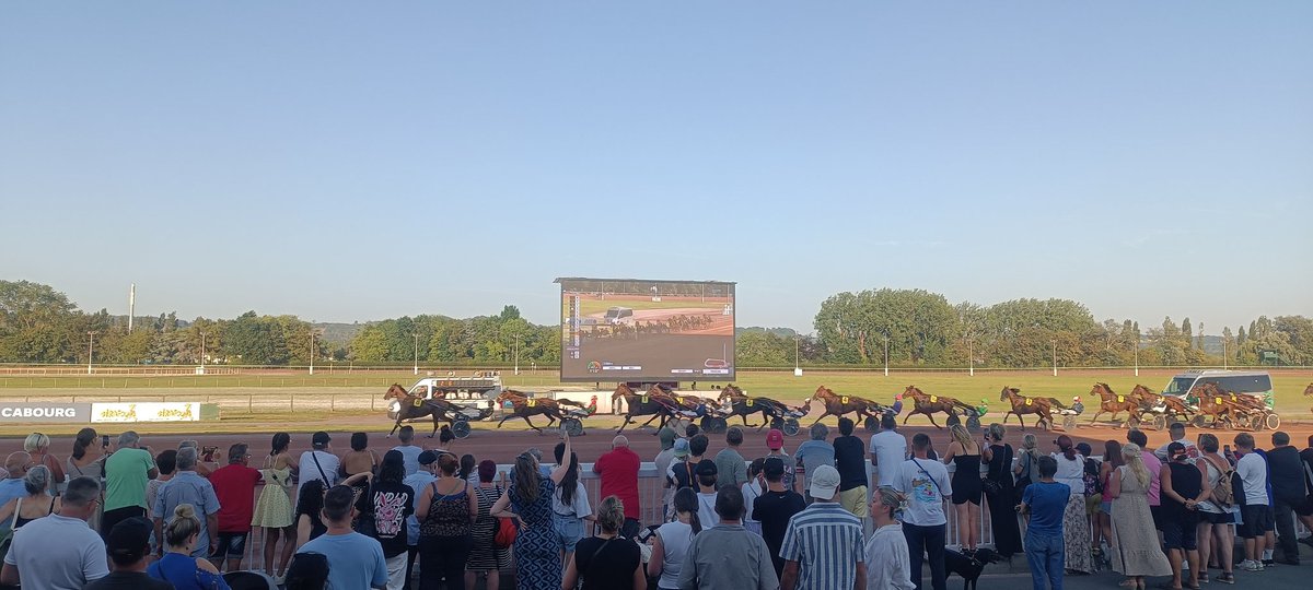 Rem94240's tweet photo. JOCELYNE et David Thomain remportent le Prix des Hellebores support du Quinté + ce soir sur l'hippodrome de Cabourg. https://t.co/ZCShNq5RlD