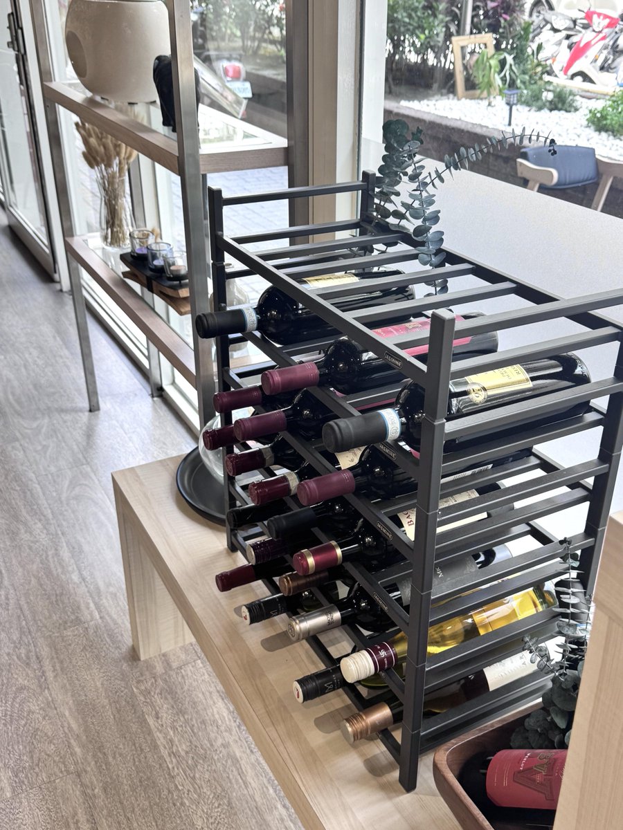qmtrdmn's tweet photo. 黒のスタイリッシュなワインラック。お部屋の片隅にも、こだわりとセンスを詰め込んで。 https://t.co/ntpkiIKtB0