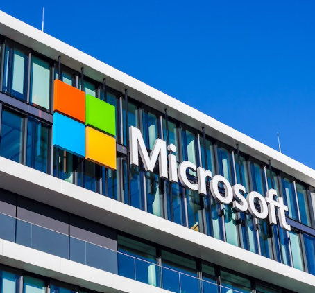 LeaBourseFR's tweet photo. Microsoft a payé 79 milliards de dollars pour son empire gaming :

- 69 milliards pour Activision Blizzard
- 7,5 milliards pour Bethesda
- 2,5 milliards pour Mojang.

Goldman Sachs estime aujourd'hui la valeur du segment gaming à environ 30 milliards.

Soit environ 50 milliards de destruction de valeur. 🫠

Pour contextualiser ce coût d'opportunité :

- 50 milliards, c'est le budget de recherche et développement de Microsoft sur deux ans.

- C'est ce qu'Amazon a investi pour construire AWS sur 10 ans.

- C'est 3x l'investissement d'OpenAI depuis sa création, avant 2025.

Dans un contexte où Microsoft investit massivement dans l'IA (Copilot, Azure IA, OpenAI...) chaque milliard compte.

Les 50 milliards perdus sur le gaming auraient pu financer une avance considérable sur l'IA.

On comprend la colère de Satya Nadella.