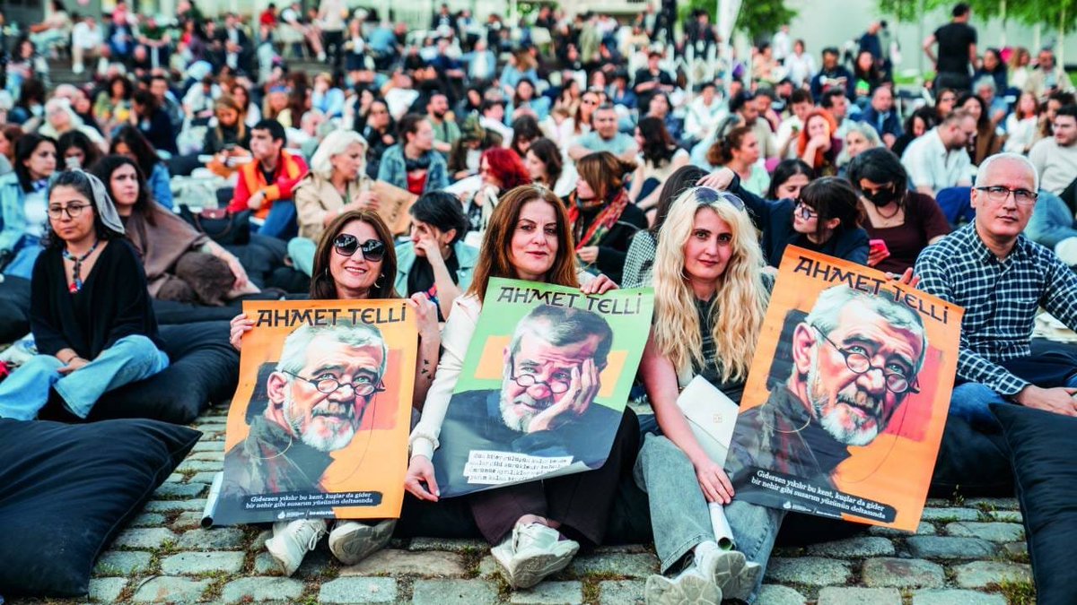 solgencyeni54's tweet photo. "Biraz da serüvendi yaşamak 
Belki yatkındı büyük yolculuklara
Ki serüvenler daima büyük aşklar 
Ve büyük yolculuklarla başlar..."

Ahmet Telli'yi kaybetmenin hüznünü taşıyoruz.

Şiirlerinde yaşatacağız. https://t.co/nDejhRscav