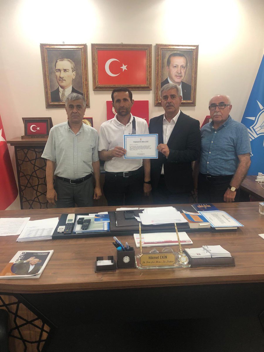 PartiSiirt's tweet photo. Merkez İlçe Başkanımız Sn @hikmetekin56 ve yönetim kurulu üyeleri ile birlikte;

Davamıza gönül vermiş, Genel Başkanımız Sayın Cumhurbaşkanımızın izinde durmadan, yorulmadan hizmet etmeyi görev bilen kıymetli mahalle başkanlarımız Sn Ekrem Mamiş ve Sn Mehmet Şirin Özbey’e teşekkür belgesini takdim ettiler; aynı zamanda Sayın Cumhurbaşkanımızın selamlarını iletiyoruz.

Her ziyaretimizde birliğimizi pekiştiriyor, kardeşliğimizi büyütüyor ve ortak hedeflerimize daha güçlü adımlarla ilerliyoruz.
