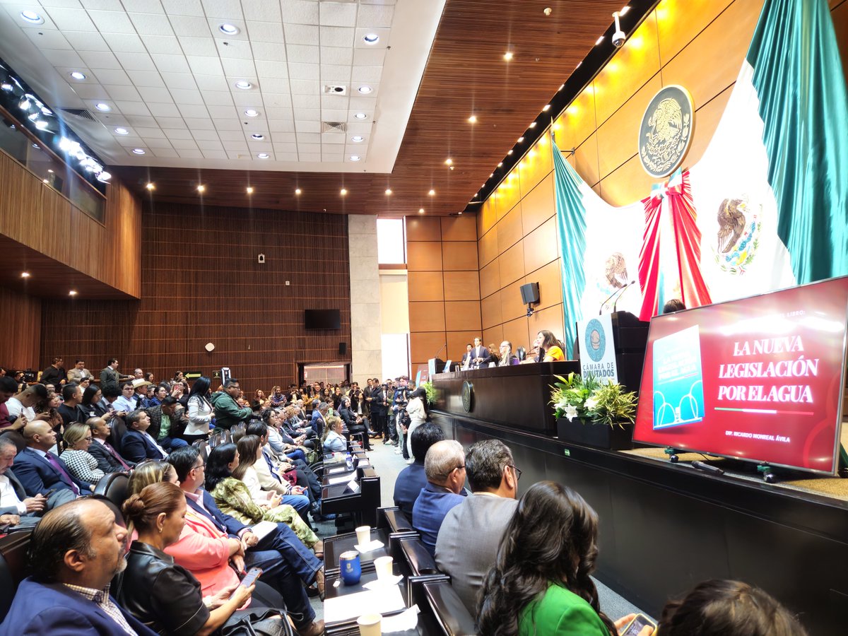 AlmaRosaGto's tweet photo. Acompañé la presentación del libro "La nueva legislación por el agua", de nuestro Coordinar, el Dip. @RicardoMonrealA una obra que documenta el proceso legislativo y los avances de la nueva Ley General de Aguas. 💧📖🇲🇽

Un espacio para reflexionar sobre la importancia de proteger este recurso estratégico para el presente y futuro de México.🙌