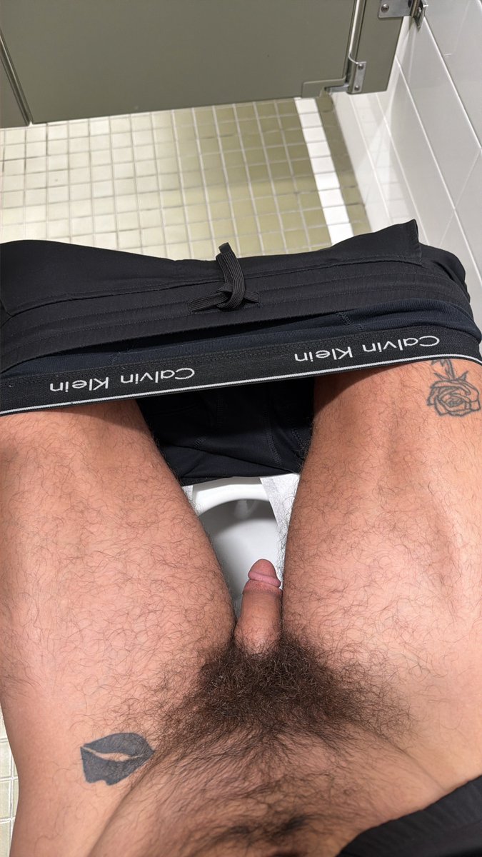 kinkyjockxxx's tweet photo. Cock so musky while I’m shitting rn can smell it from here don’t even gotta scratch and sniff #musky #musk #manscent #bush https://t.co/g71aqWfiHo