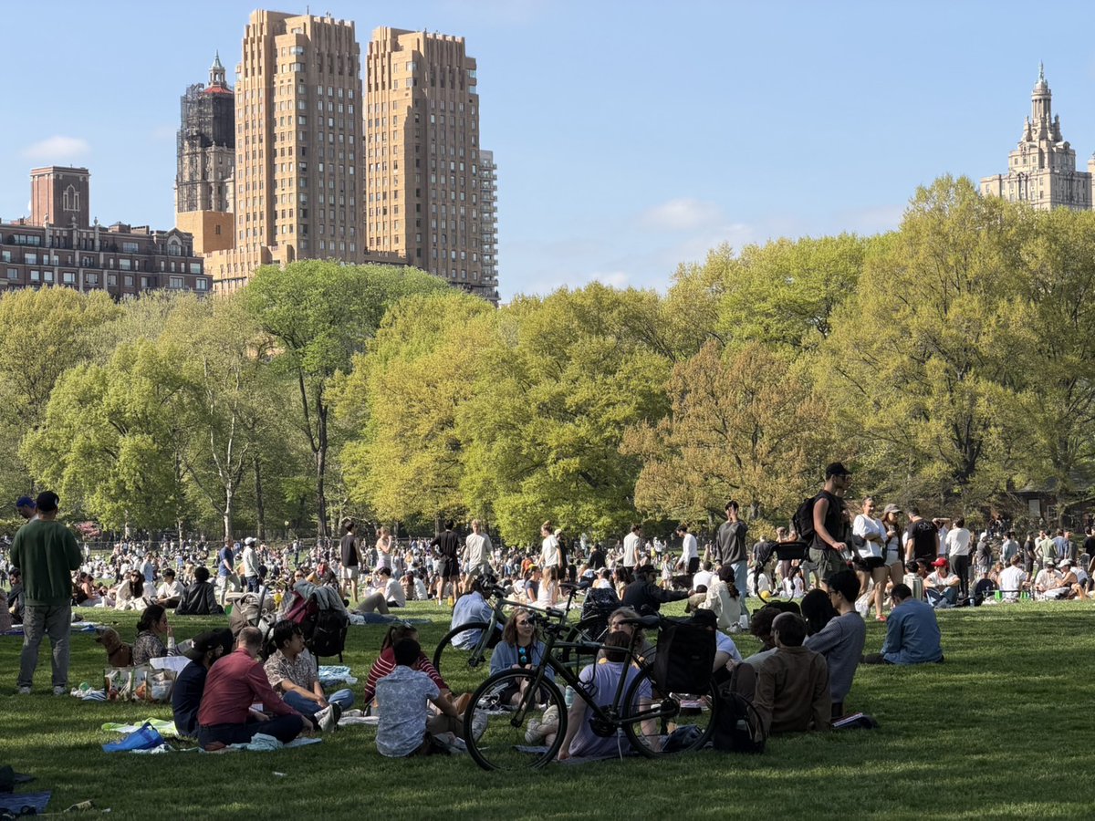 EllieJapan2022's tweet photo. Everybody holds their party with their family and friends. What a busy park!!!!
#Centralpark #clearsky #verybusy #picnic #familytime #NY #Manhattan #theUS #sunnyday https://t.co/fdD0L5JK3c