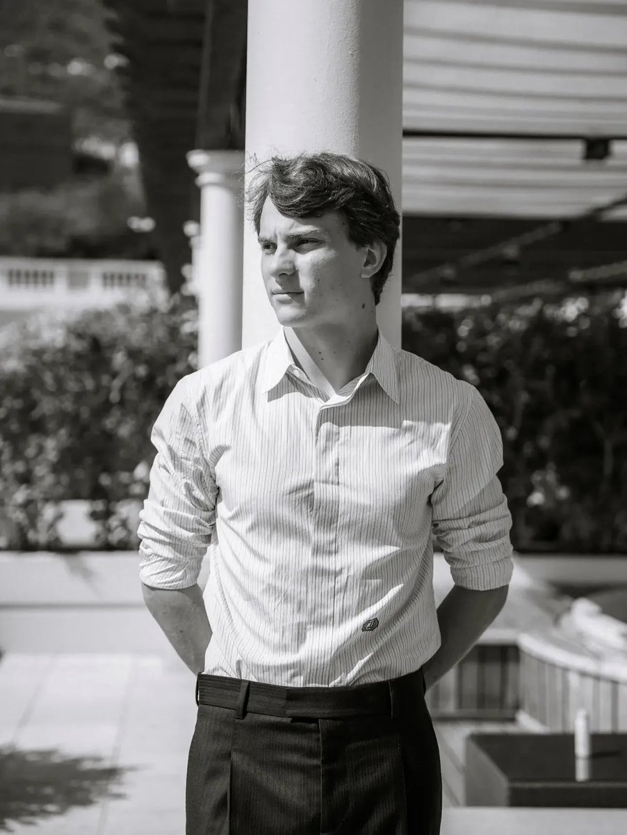 piastrispd's tweet photo. that one 80s movie star your mom has a crush on that no one knows bc he had one minor part in a film and no one ever saw him again https://t.co/VML1d6PmEx