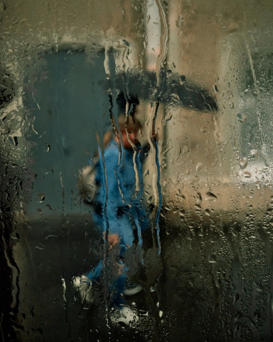 yoshinemo1's tweet photo. A stranger held the door for me in the rain today, even though their hands were full with grocery bags. Small acts like this make the world feel so much warmer. Grateful for this tiny, kind moment.， https://t.co/RY9EBLQaWg
