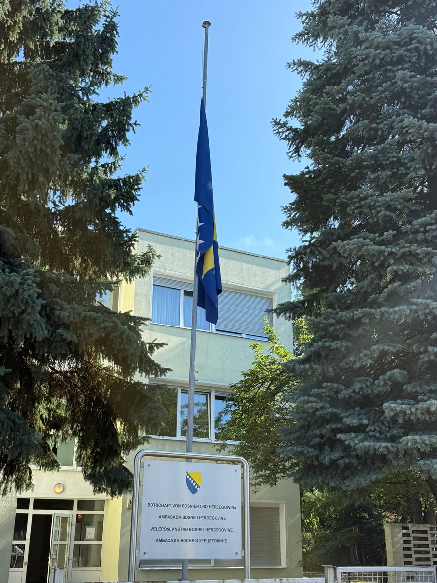 BiHAmbBerlin's tweet photo. Hvala brojnim članovima Bundestaga, zvaničnicima institucija SR Njemačke, ambasadorima, šefovima misija i diplomatskim predstavnicima koji su se upisali u knjigu žalosti u Ambasadi BiH Berlin povodom 31. godišnjice genocida u Srebrenici https://t.co/b3gINUxSru