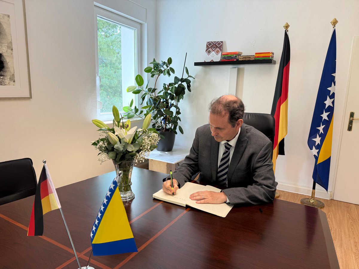 BiHAmbBerlin's tweet photo. Hvala brojnim članovima Bundestaga, zvaničnicima institucija SR Njemačke, ambasadorima, šefovima misija i diplomatskim predstavnicima koji su se upisali u knjigu žalosti u Ambasadi BiH Berlin povodom 31. godišnjice genocida u Srebrenici https://t.co/b3gINUxSru