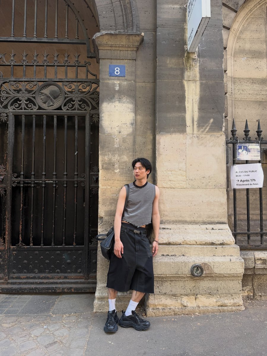 dailyljy's tweet photo. tbzuyeon instagram post #juyeon

the days are so long here…
but i like it @balenciaga https://t.co/CmlbJGgbZK