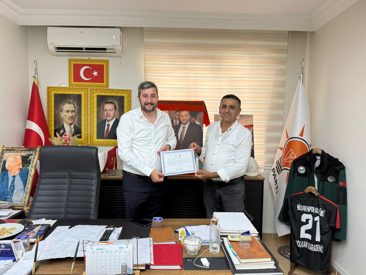 VolkanKARADENZ4's tweet photo. 📍AK Parti Silvan İlçe Başkanlığı 

AK Parti Silvan İlçe Başkanlığımızda, davamızı omuzlayan kıymetli Mahalle Başkanlarımızla bir araya geldik.
Cumhurbaşkanımız Sayın Recep Tayyip Erdoğan’ın kalbi teşekkürlerini ifade eden başarı sertifikalarını kendilerine takdim ettik. İlk günkü aşkla, hep birlikte daha güçlü yarınlara!