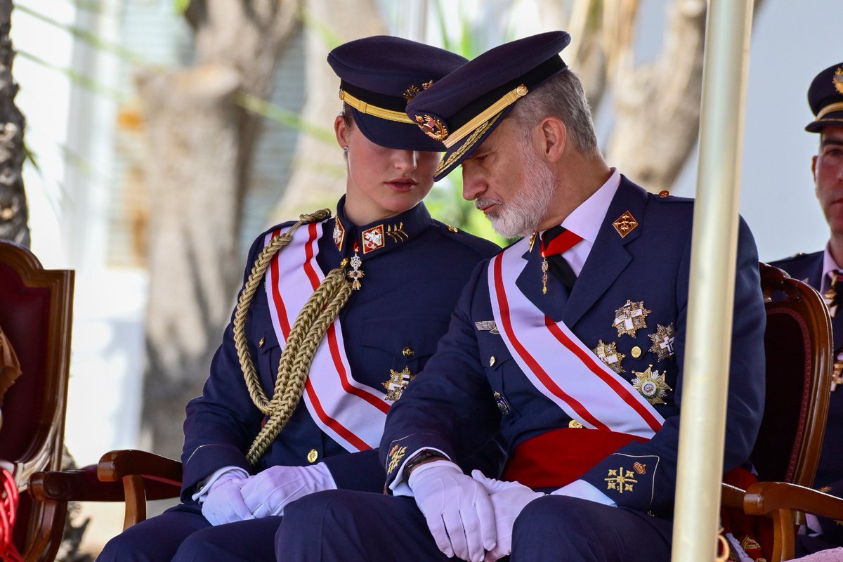 ShakeLS's tweet photo. Princess Leonor future Queen of Spain with her parents, sister and class at her airforce graduation. https://t.co/ADnXzloNOi