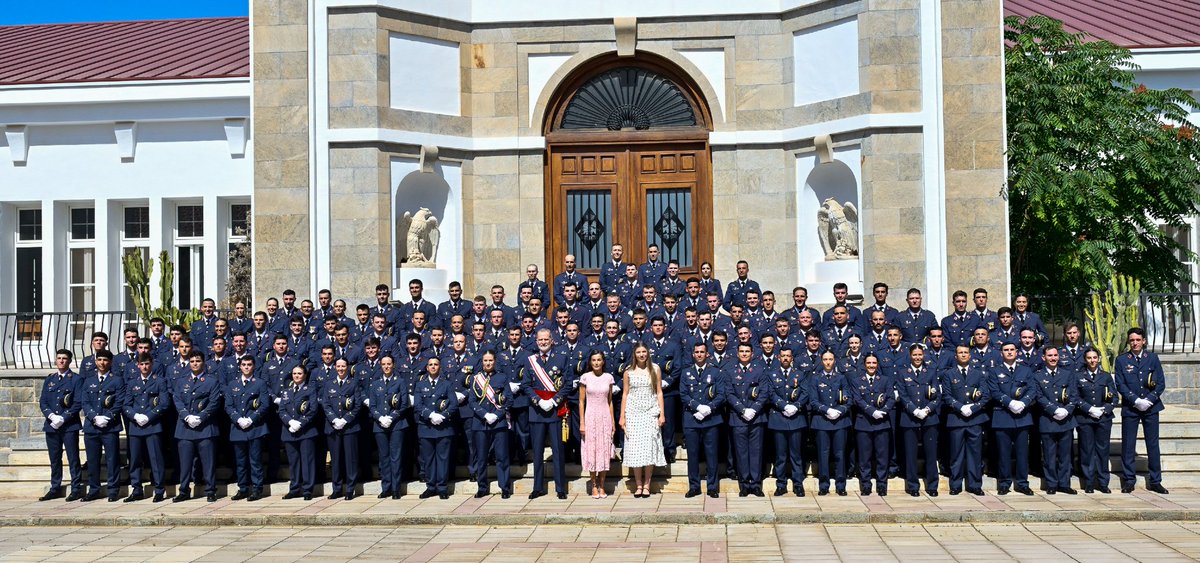 ShakeLS's tweet photo. Princess Leonor future Queen of Spain with her parents, sister and class at her airforce graduation. https://t.co/ADnXzloNOi