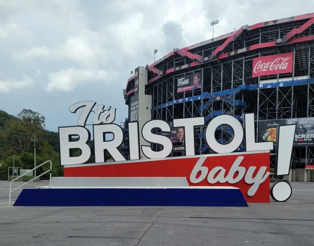 JEHoyle1971's tweet photo. @j98264912 It's Bristol.. @ItsBristolBaby #Tennessee #Virginia #NASCAR https://t.co/DgQYcvuy1z