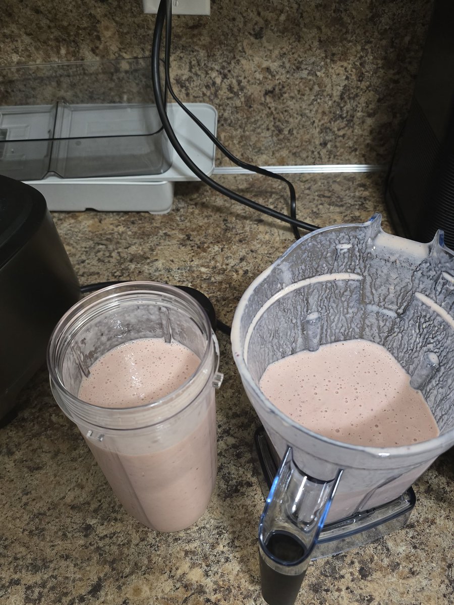 HixsonVa's tweet photo. My new sour smoothie #healtheworld #smoothie https://t.co/VHwM4kVvuo