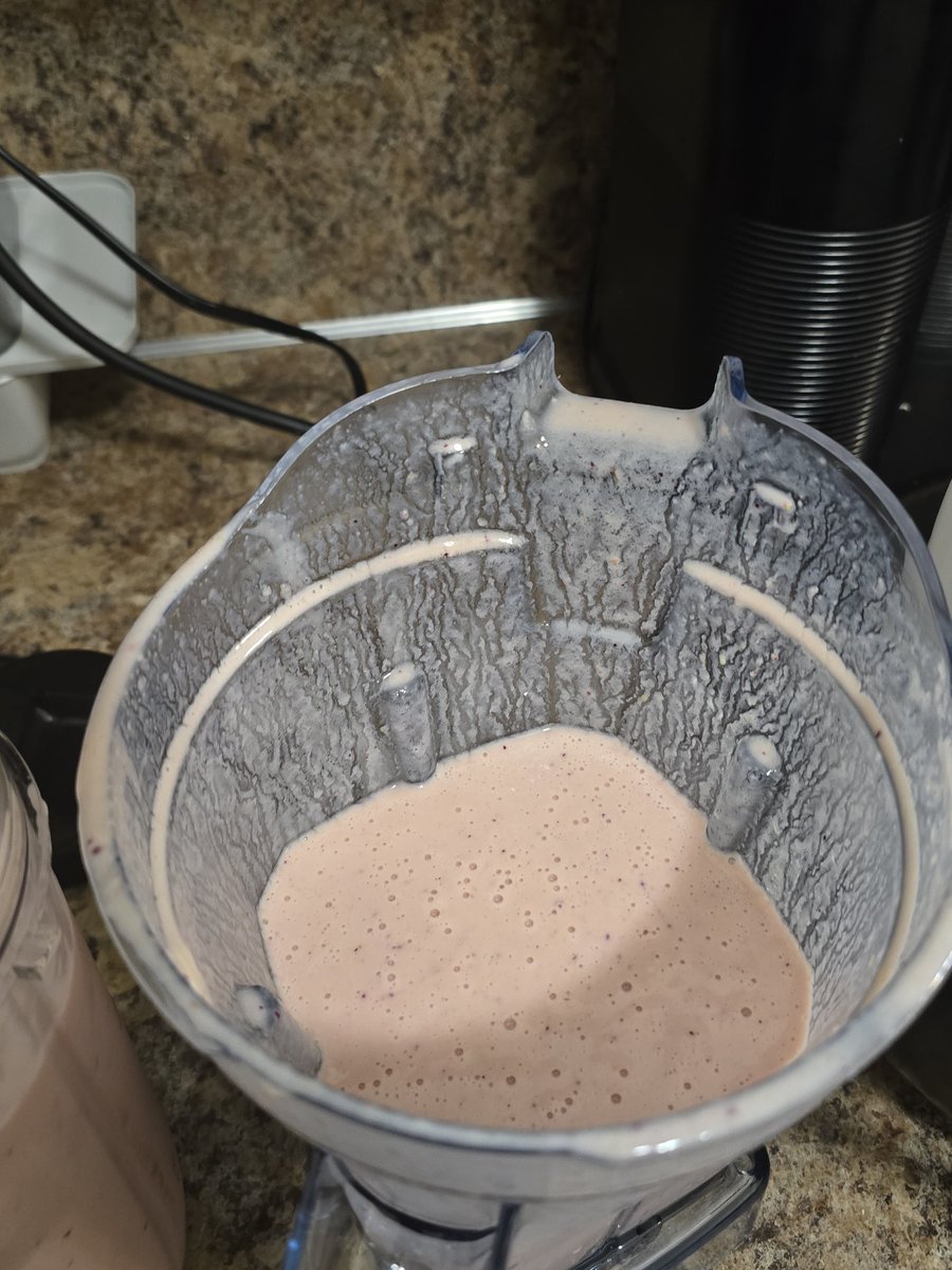 HixsonVa's tweet photo. My new sour smoothie #healtheworld #smoothie https://t.co/VHwM4kVvuo