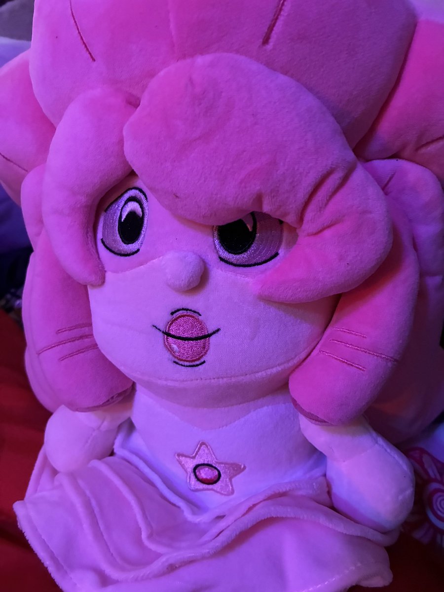 stvrcasm's tweet photo. i’m so disappointed.
she looks genuinely so ugly.
@youtooz 
i could go on about how bad this looks compared to what i thought id get.

i will be reselling her as soon as possible, this is not what i paid for. #youtooz #stevenuniverse https://t.co/d9JEcgyveQ