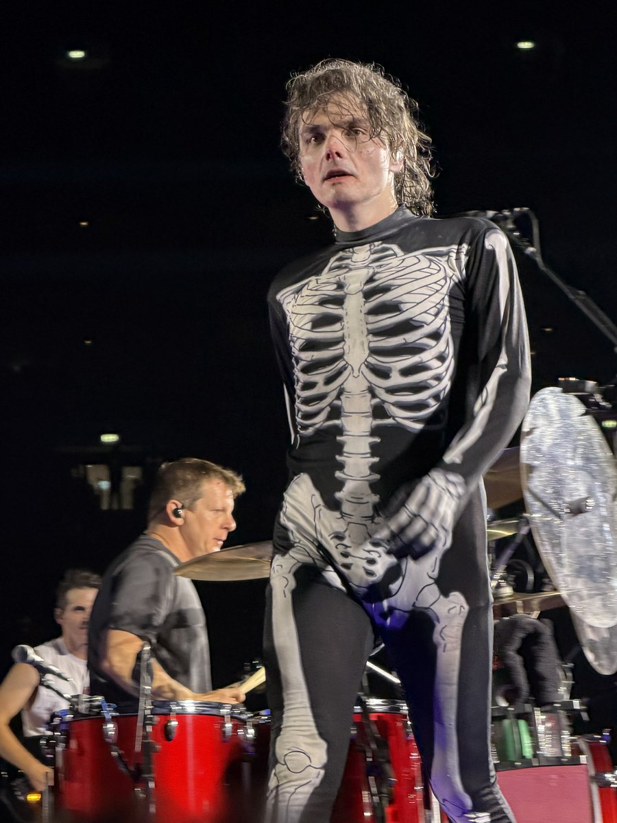birthagod's tweet photo. oh my god #mcrlondon https://t.co/K1JzPVYQZQ