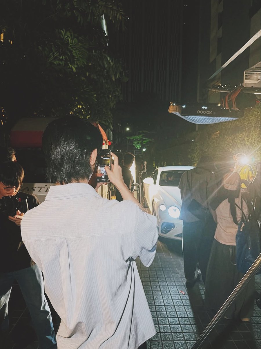 underthesamsky_'s tweet photo. ถามว่าเป็นน้องเอสยากมั้ย บอกเลยว่ามาก มิสเตอร์แก้วมังกรของวงการบันเทิงที่มีคนรอบตัวคอยเฉลยพฤติกรรมปากแข็งตลอดเวลา แค่เรื่อง solo วิลเลี่ยมเรื่องเดียว เจอไปแล้ว 3 รอบ ดอกแรกมาลงรูปว่าอยู่ที่กอง วิลเลี่ยมมาเฉลยอย่างไวว่า ‘มาเฝ้า’ มาแก้ตัวว่าไปเดินเล่นเฉยๆ ดอกสองพี่โก้ผู้จัดการมาเฉลยอีกว่า ‘เดินเล่นถึงตี 2 คุณพระ’ ดอกสามเจอพี่จักรลงรูปคนที่บอกว่าเดินเล่นยืนถ่ายรูปเค้าหลังกล้องตอนอยู่ในซีน คือน้องเอสแทบจะเป็นแก้วมังกรไร้เม็ดอยู่แล้ว สู้ใครไม่ได้เลย 🙂‍↔️