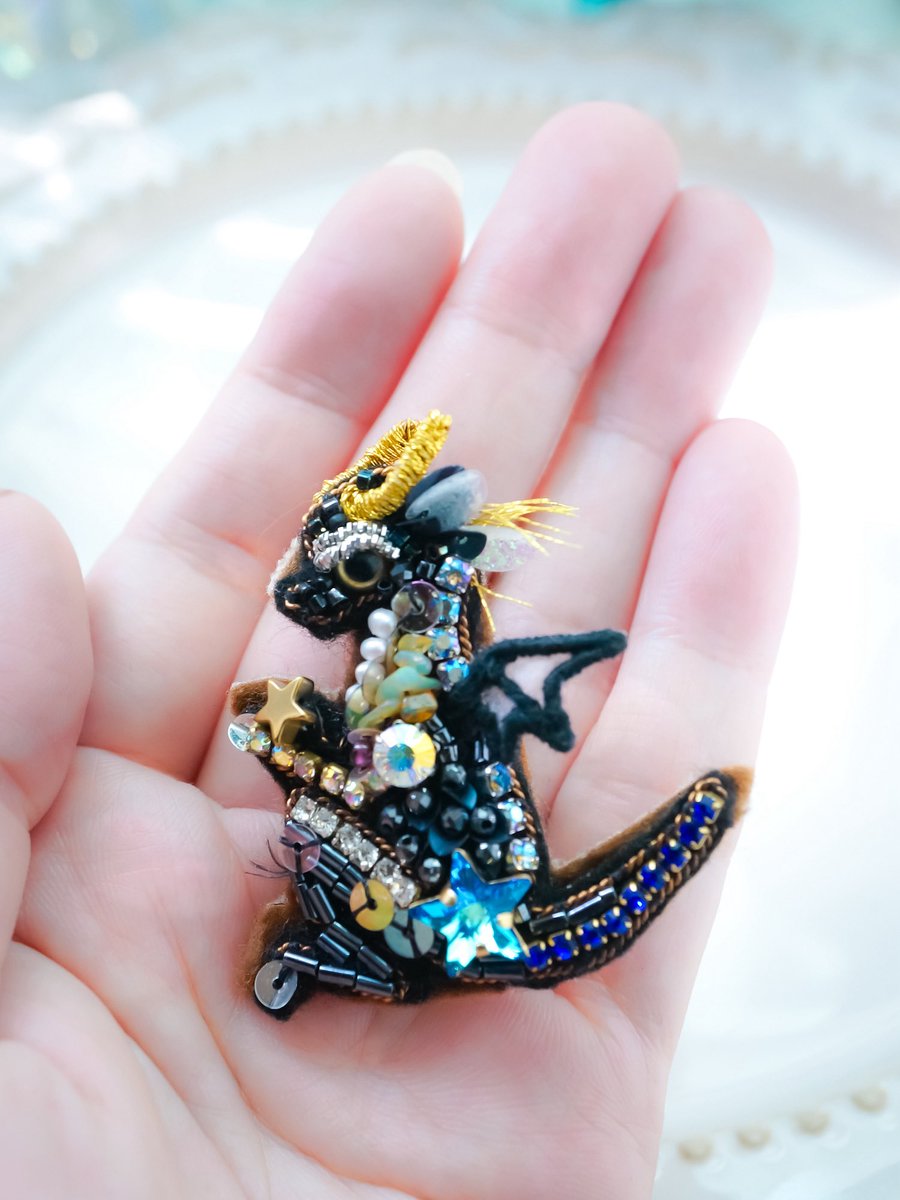 手乗りドラゴン🐉のブローチ、 端処理、未だ、なんですが、 ようやく