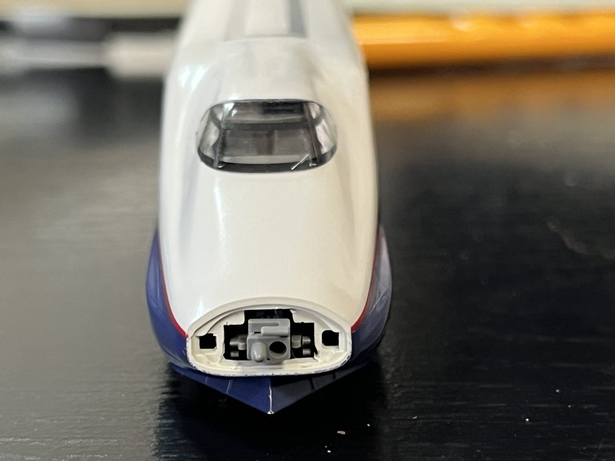 Sensen_s_71's tweet photo. 床下丸ごとE2-1000から移植。
9号車側の⭕️突起を削ると、ボディがピタリとハマる。

連結器側はカプラーの首振り域を考慮して拡張。
連結器カバーがハマるように左右の穴は温存。 https://t.co/PEPRgudGZD