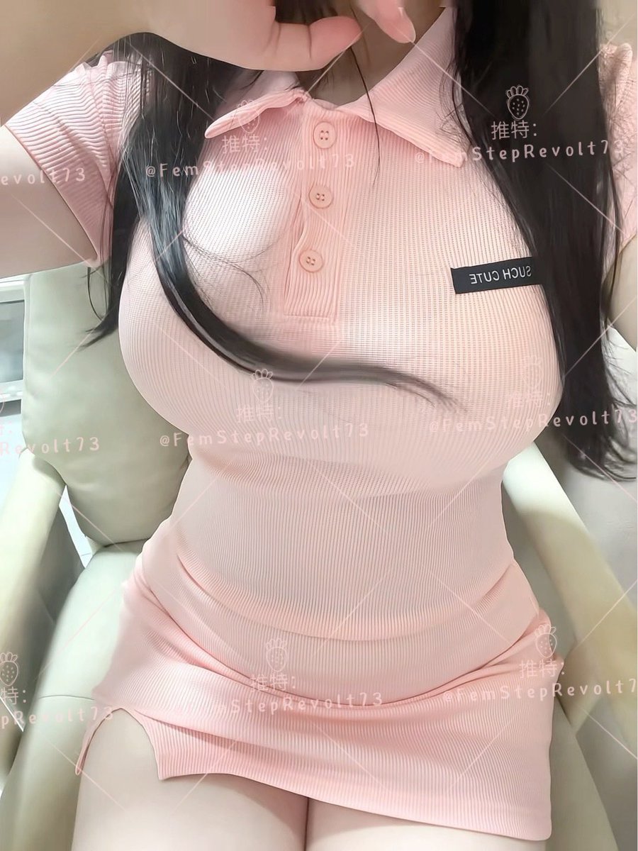 FemStepRevolt73's tweet photo. 我坐在沙发上，低头看着自己紧绷的粉色 polo 裙，丰满的胸部在布料下呼之欲出，每一次呼吸都带来紧致的压迫感。作为独立坚强的女性，我本该拒绝这种被凝视的欲望，可身体却诚实地发烫——那股被渴望、被征服的反差快感，让我��腿不由夹紧，内心涌起羞耻却又兴奋的悸动。 https://t.co/1jfJQ5hLWH