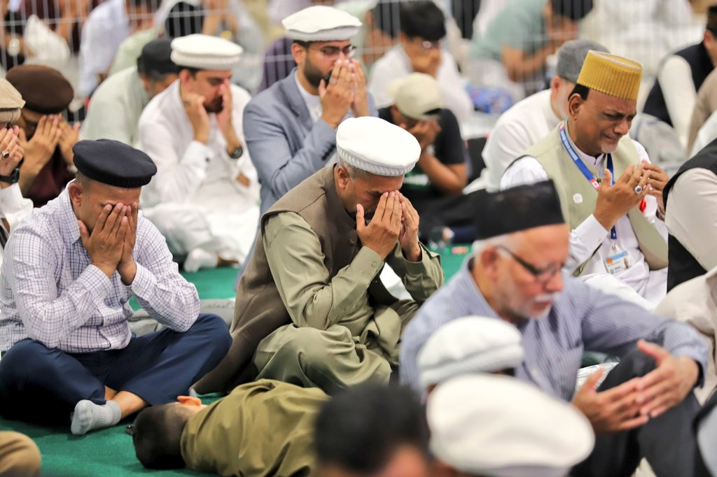 Jalsa_Canada's tweet photo. The bedrock of societal harmony. ⚖️

Maulana Sohail Mubarak Ahmad Sharma Sahib, Missionary Incharge, takes the stage to outline why absolute truthfulness is the essential, uncompromising foundation for establishing peace in modern society. This was followed by the silent prayer to end today's session. 

#JalsaCanada