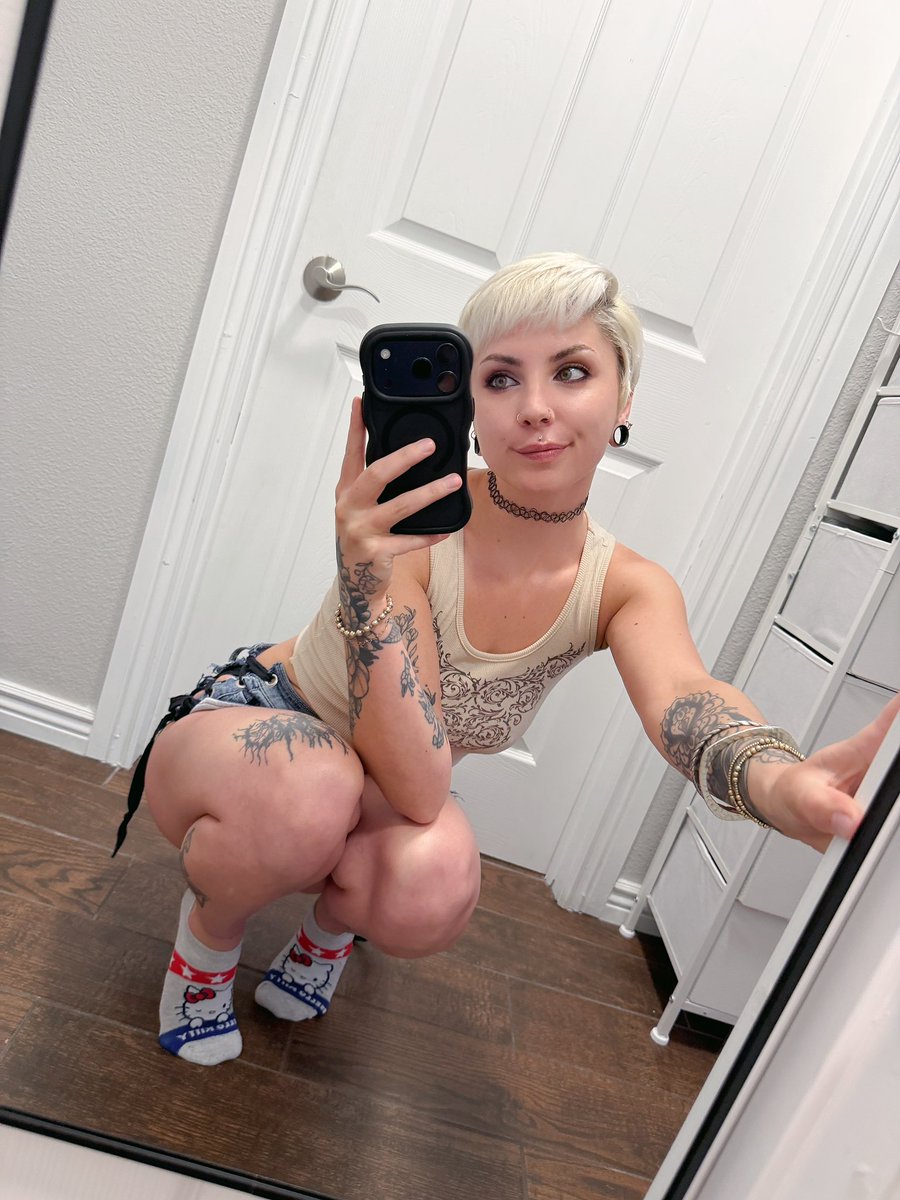 ReeYueuaca's tweet photo. happy friyayay!!! got any fun weekend plans? :3 im gonna do some much needed cleaning out of my closet lol https://t.co/wiXaLJWiKj