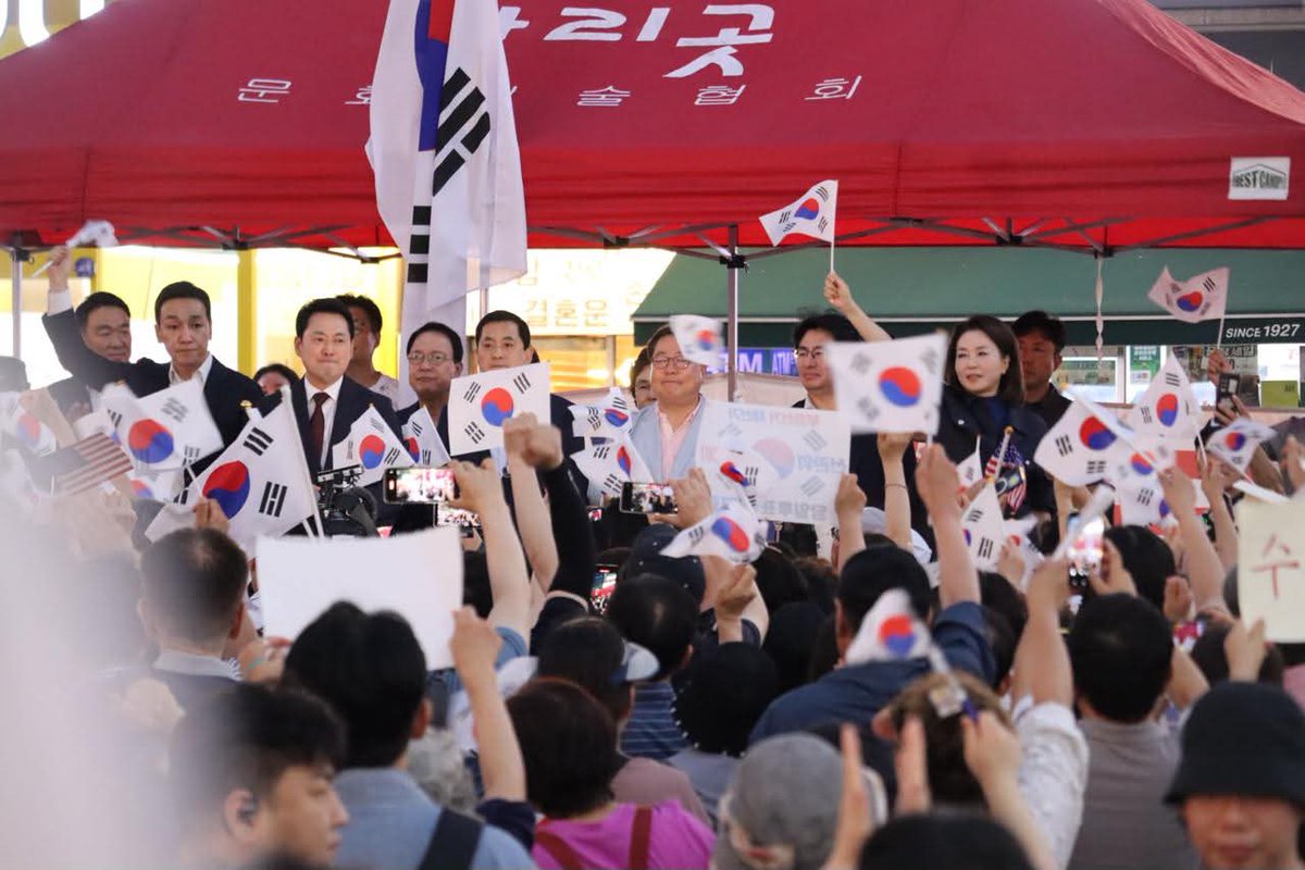 LightKnight_T's tweet photo. 🚨The fire Chairman Jang Dong-hyeok is igniting in the hearts of the people has sparked a massive awakening that will shake the Republic of Korea.🇰🇷🔥

The unyielding voices of the people, refusing to fade for over a month, have finally turned the wheel. 
For there is no longer any place to retreat, nor can there be any backing down. Against the silent infiltration threatening our nation and democracy, the long-suppressed cry finally bursts forth:

"Election Integrity! Re-election! Election Day Voting! Hand-Counted Ballots!"
The aura of this moment is a raging wildfire.

전국을 뒤흔들 거대한 각성이 시작.
장동혁 대표, 
그동안 얼마나 외치고 싶었을까.

억눌러왔던
"부정선거, 재선거, 당일투표, 수개표!"가 터져나오는
순간의 아우라 마치 불꽃 같습니다.