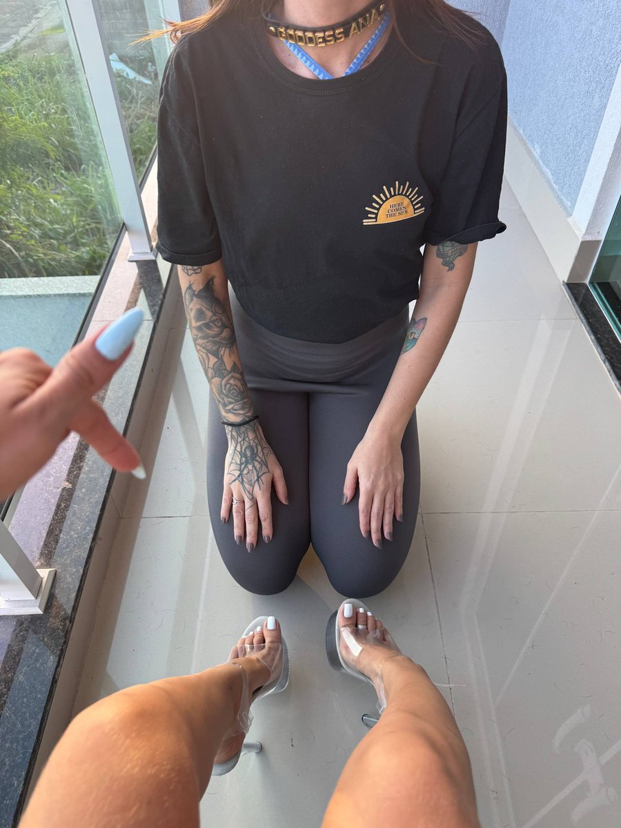 pes_ana_oficial's tweet photo. Tem gente que manda 
E tem gente que só abaixa a cabeça e obedece...

Vídeo completo disponível 💸

👇🏻🙇🏻‍♂️

#feetfetısh #feetworshi̇p #footfetısh https://t.co/Qt1TtrZ7Pz
