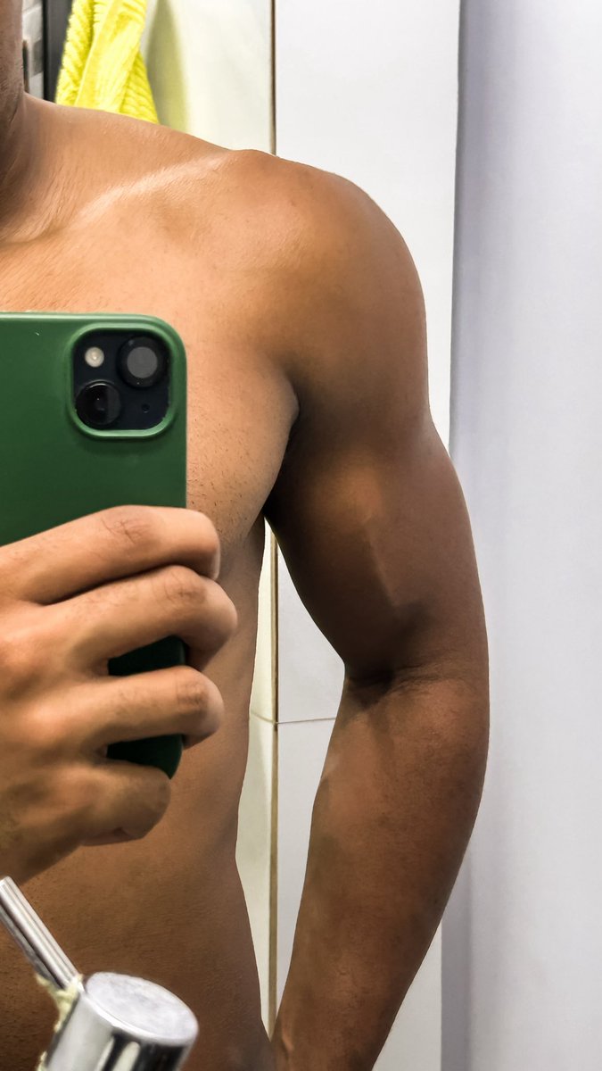 chameAlii's tweet photo. conferindo o pump 💪🏾🔥 https://t.co/lPUMtaOKRh