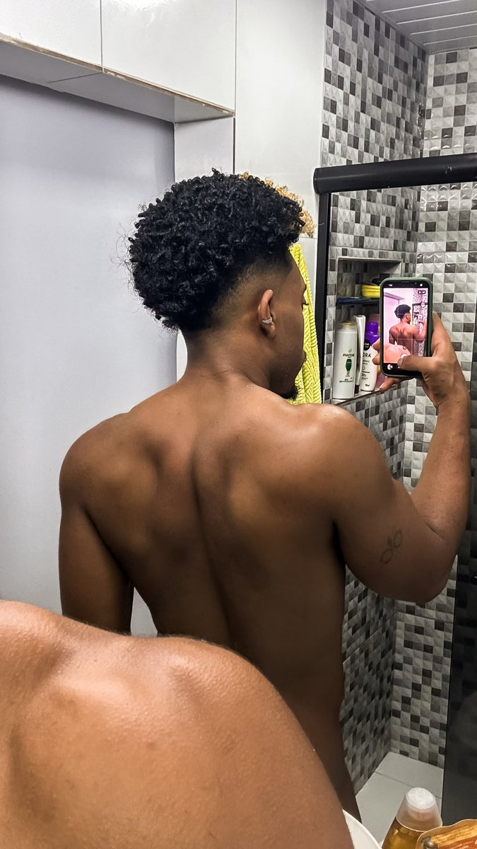 chameAlii's tweet photo. conferindo o pump 💪🏾🔥 https://t.co/lPUMtaOKRh