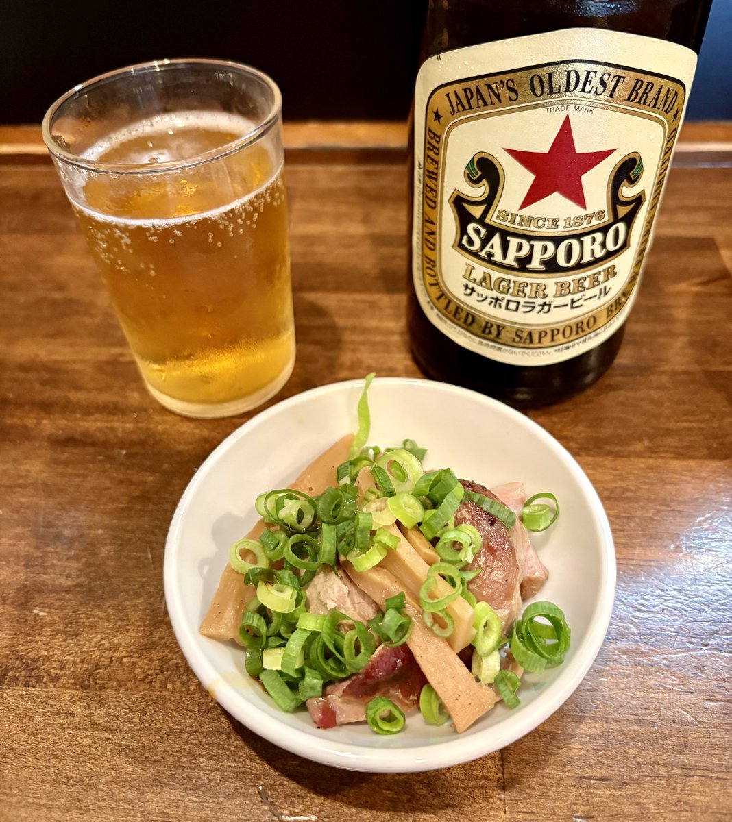kurokosho_rzk's tweet photo. 八王子　豚骨ラーメン 開王
豚骨もりそば＋ビール中瓶

呼び戻しクサウマ熟成豚骨×東池袋大勝軒オマージュの甘辛酸！皿豚骨の時と同様に未体験の味覚に目を瞠ります。
小麦の香りが立つように常温で締められたモチリと絶妙な弾力の自家製太麺。
豚骨出汁のスープ割りは好みの濃さで。満腹大満足です。 https://t.co/AoXUrGYpgl