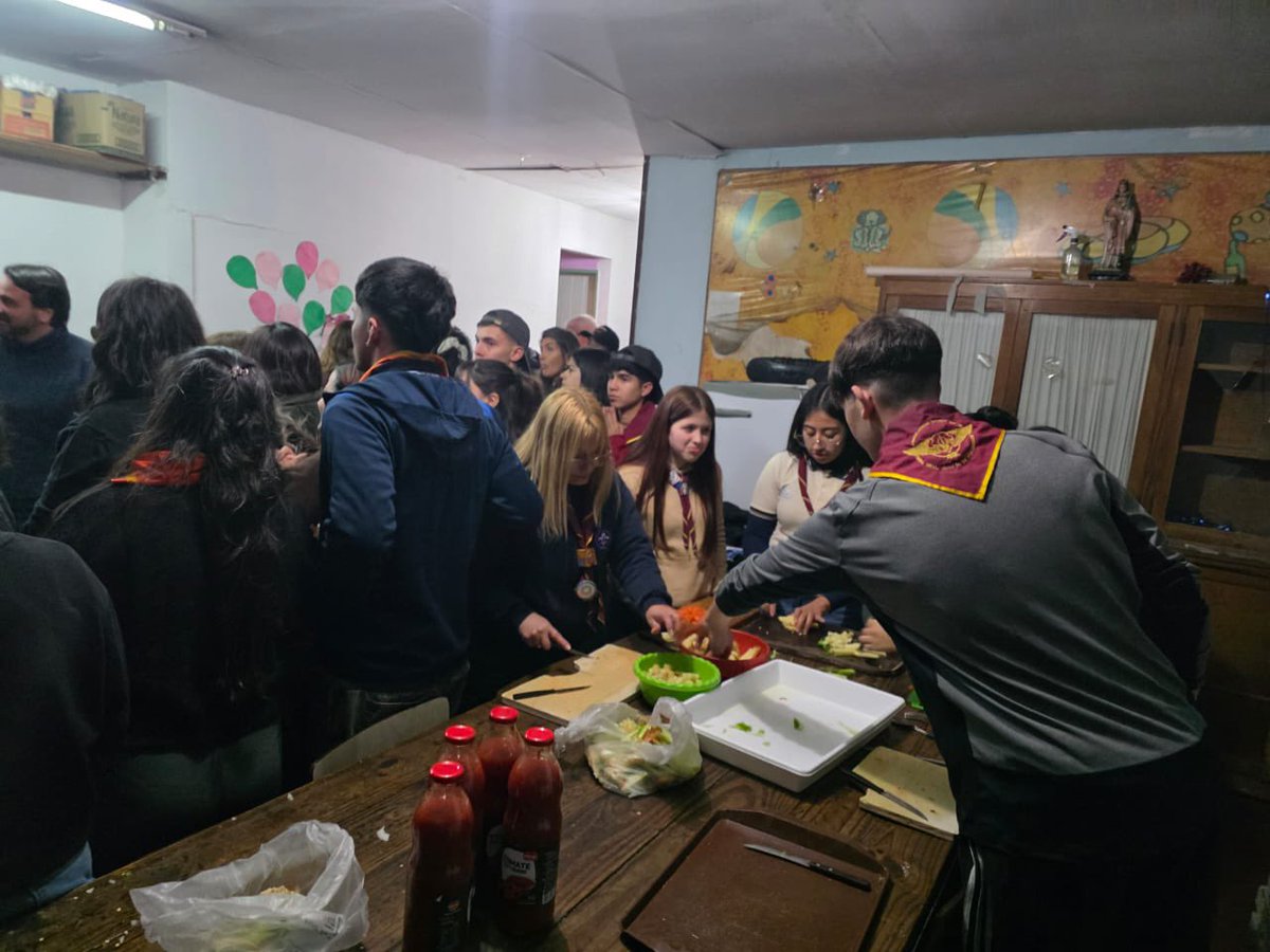gkatopodis's tweet photo. Nadie puede mirar para otro lado.

Hoy con @nancycappelloni y Lucas Pignatelli de @ScoutsArgentina recorrimos las calles de #VillaHidalgo en un nuevo operativo Frío Cero.

Estuvimos acompañando a las familias, cerca de quienes más lo necesitan llevando abrigo y viandas. La solidaridad organizada también es una forma de cuidar.

Gracias a cada voluntaria y voluntario que pone el cuerpo para que nadie atraviese el invierno en soledad.