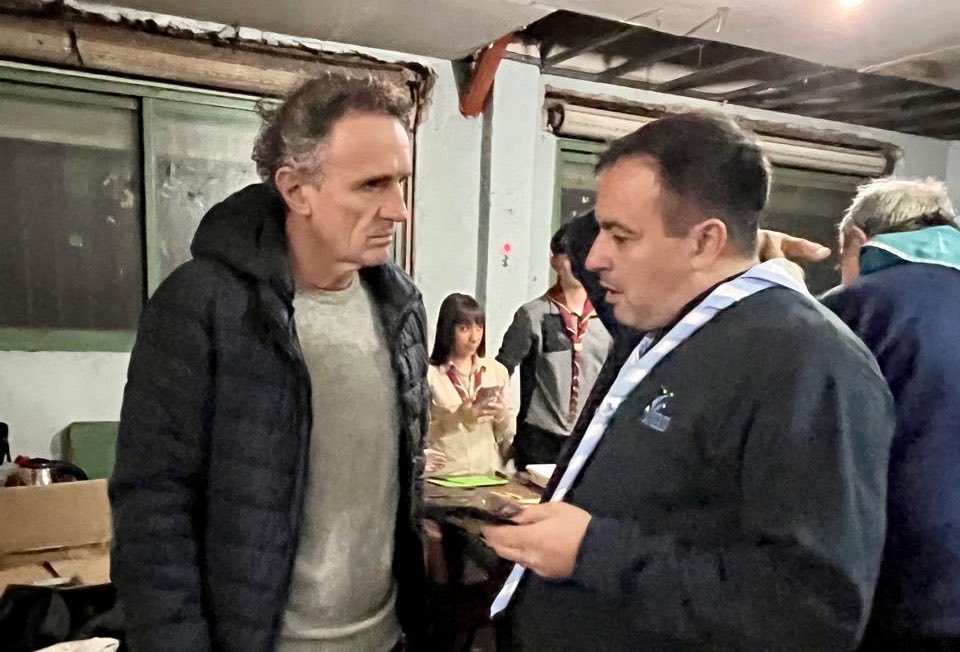 gkatopodis's tweet photo. Nadie puede mirar para otro lado.

Hoy con @nancycappelloni y Lucas Pignatelli de @ScoutsArgentina recorrimos las calles de #VillaHidalgo en un nuevo operativo Frío Cero.

Estuvimos acompañando a las familias, cerca de quienes más lo necesitan llevando abrigo y viandas. La solidaridad organizada también es una forma de cuidar.

Gracias a cada voluntaria y voluntario que pone el cuerpo para que nadie atraviese el invierno en soledad.