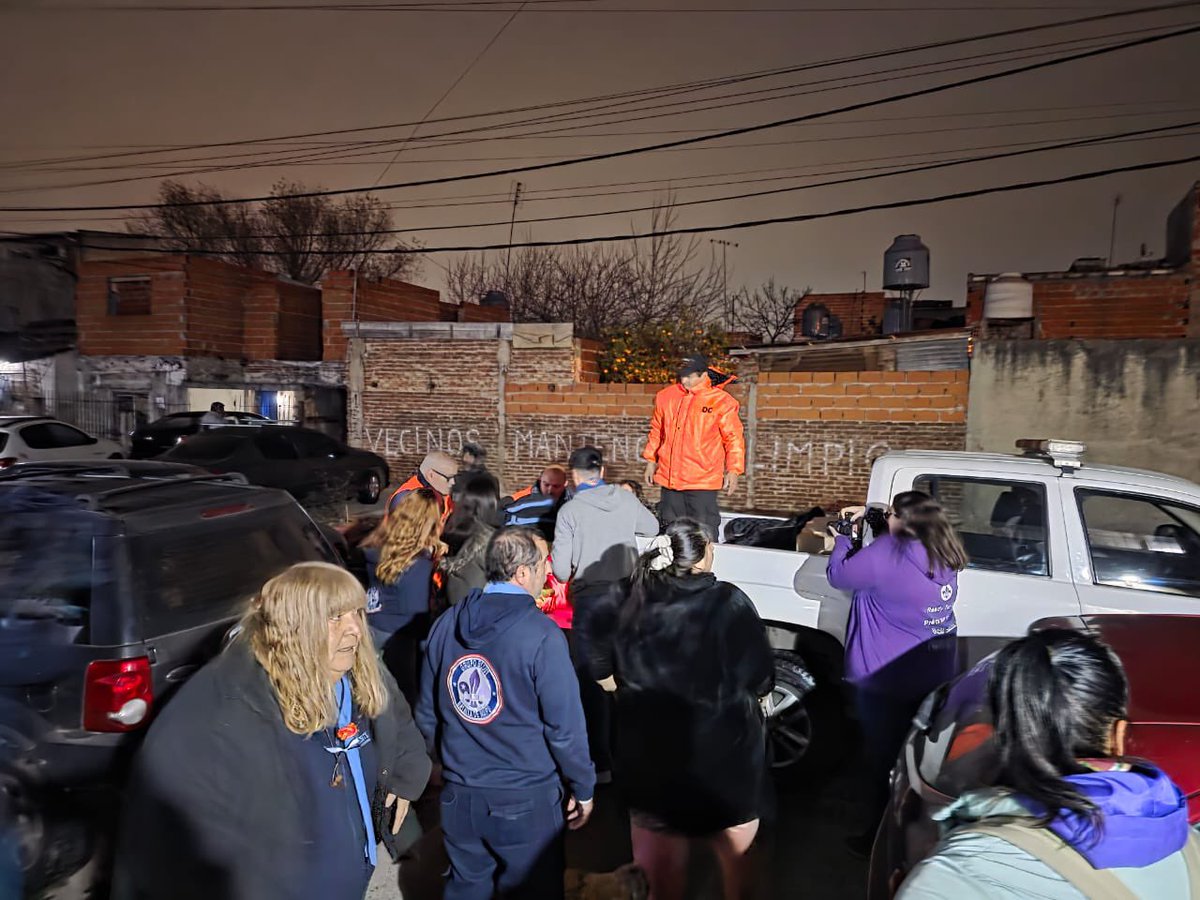 gkatopodis's tweet photo. Nadie puede mirar para otro lado.

Hoy con @nancycappelloni y Lucas Pignatelli de @ScoutsArgentina recorrimos las calles de #VillaHidalgo en un nuevo operativo Frío Cero.

Estuvimos acompañando a las familias, cerca de quienes más lo necesitan llevando abrigo y viandas. La solidaridad organizada también es una forma de cuidar.

Gracias a cada voluntaria y voluntario que pone el cuerpo para que nadie atraviese el invierno en soledad.