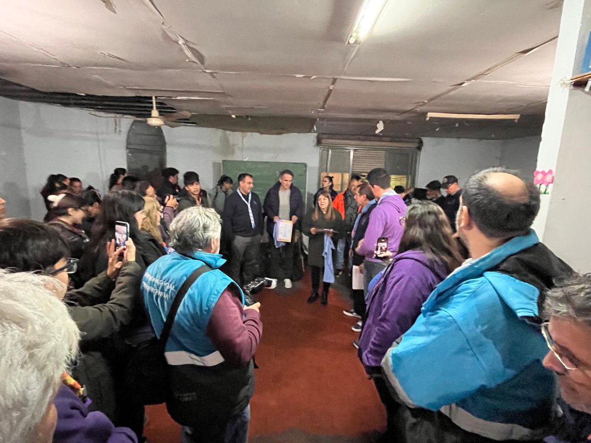 gkatopodis's tweet photo. Nadie puede mirar para otro lado.

Hoy con @nancycappelloni y Lucas Pignatelli de @ScoutsArgentina recorrimos las calles de #VillaHidalgo en un nuevo operativo Frío Cero.

Estuvimos acompañando a las familias, cerca de quienes más lo necesitan llevando abrigo y viandas. La solidaridad organizada también es una forma de cuidar.

Gracias a cada voluntaria y voluntario que pone el cuerpo para que nadie atraviese el invierno en soledad.