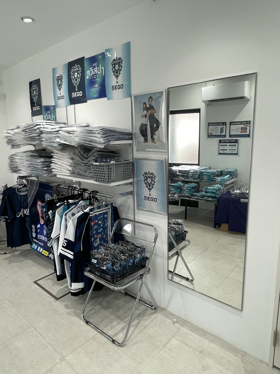 Avispa_DAO's tweet photo. ポップアップ開催1️⃣日目‼️
遂に本日開催日です！
準備万端で皆様をお待ちしております！
この姿見で、ユニ、アパレルのサイズ感を確認できます🙆
アビーくん、ビビーちゃん、スビーくん、碓井選手もお待ちしております😍
非常に暑い予報が出ておりますので、対策の上お越しください。
お待ちしてます‼️

#アビスパ福岡
#アビスパDAO