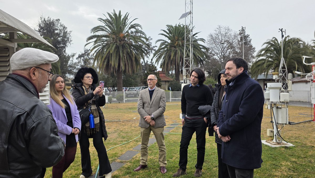 meteochile_dmc's tweet photo. #Visita | El Seremi del Medio Ambiente RM, Gonzalo Cruces, visitó #MeteoChile para reforzar la colaboración en monitoreo de calidad del aire y conocer el trabajo meteorológico y climático de la DMC. La coordinación interinstitucional fortalece la gestión del riesgo y la protección de la ciudadanía.

#CalidadDelAire #MedioAmbiente