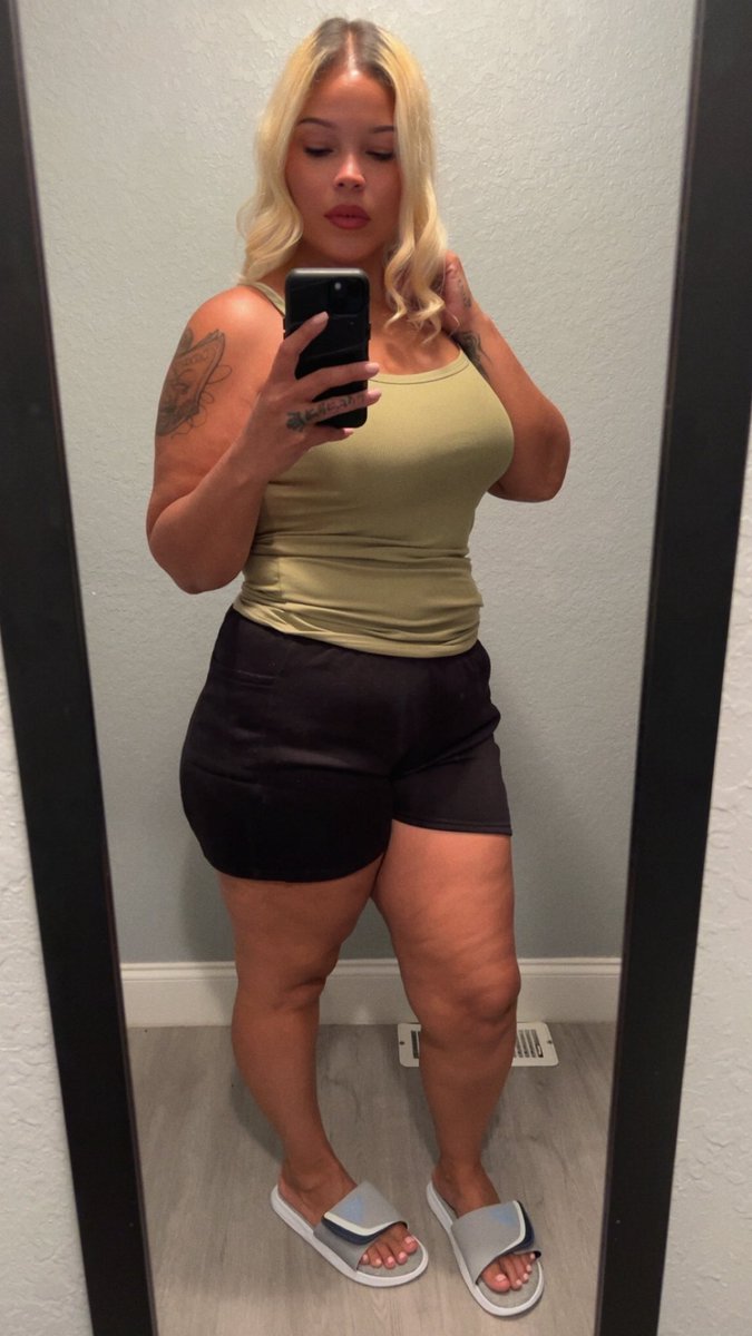 kushqueen215's tweet photo. Chill vibes time to relax it’s been a super long week but a blessed one💯🤟🏻🕷️🫶🏻
#Fridaynightvibes
#relaxationtime
#Her
#Kushqueen👸🏼🍃💨💋
@Reebok 🩴 https://t.co/4CjvHbbON8