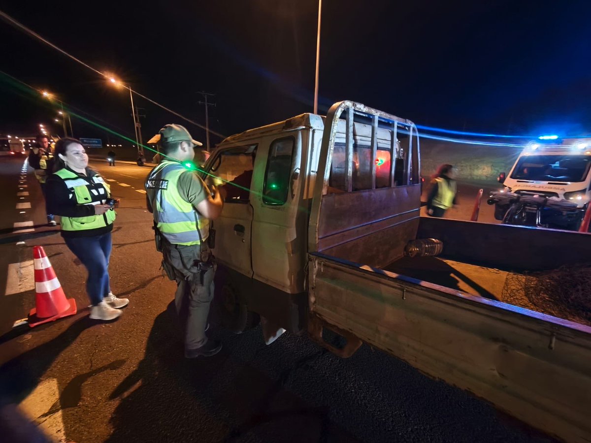 CarabTarapaca's tweet photo. #PozoAlmonte Personal de Carabineros de Chile, junto a funcionarios de #Senda realizan intensos controles vehiculares en la ruta 5 Norte fiscalizando documentación,además de entregar consejos de seguridad vial a conductores.
#CarabinerosDeTodos https://t.co/bxbWMstcVB