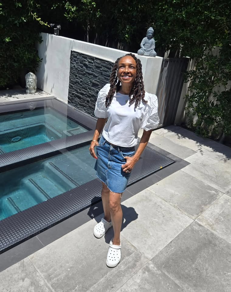 SIEDAHGARRETT's tweet photo. Passed by a Goodwill yesterday, picked up a $5 top, and a $5 skirt! Ain’t too proud!

#thriftshop #recycle #ootd #Goodwill https://t.co/L4pikyjjWx