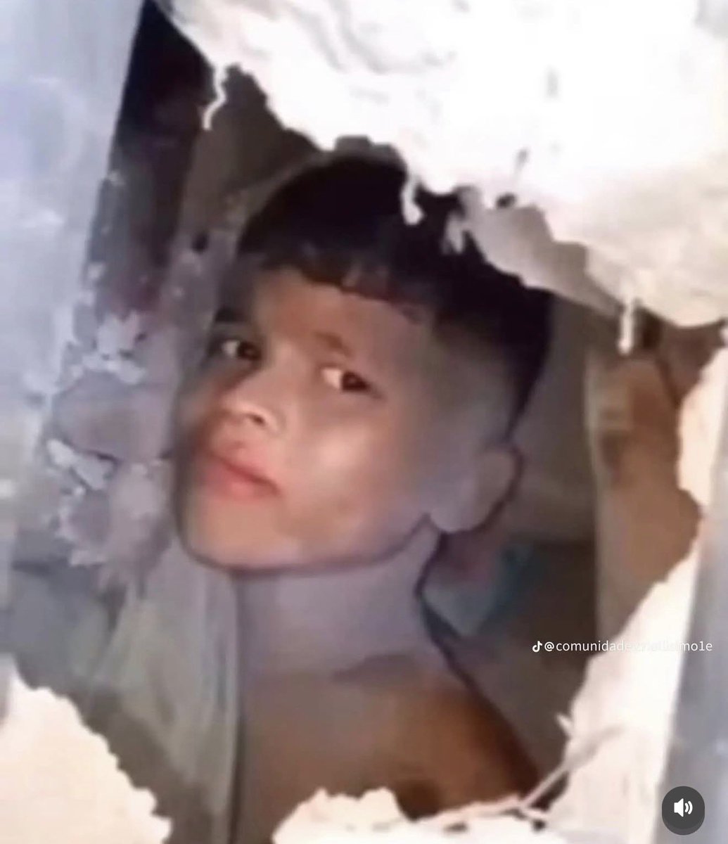 portalaldia's tweet photo. Hallan con vida a una persona entre los escombros y renace la esperanza en las labores de rescate

Equipos de rescate y voluntarios lograron localizar con vida a una persona que permanecía atrapada entre los escombros de una estructura colapsada, según las imágenes y reportes difundidos en redes sociales durante las últimas horas. La operación requirió un trabajo cuidadoso debido al riesgo de nuevos derrumbes y a las difíciles condiciones del lugar.

Las imágenes muestran a un joven consciente dentro de un pequeño espacio formado entre los restos de la construcción, mientras los rescatistas trabajaban para acceder hasta él y garantizar una extracción segura.

Aunque en redes sociales han circulado versiones que afirman que la persona habría permanecido atrapada durante quince días, ese dato debe ser confirmado por las autoridades y los organismos oficiales de rescate antes de considerarse definitivo. En situaciones de emergencia es frecuente que la información inicial cambie a medida que avanzan las investigaciones y se verifican los hechos.  

Especialistas destacan que los rescates con vida después de varios días bajo los escombros, aunque poco frecuentes, son posibles cuando existen espacios de aire, acceso limitado a agua y condiciones que permiten la supervivencia. Existen antecedentes documentados de personas rescatadas tras permanecer largos periodos atrapadas bajo estructuras colapsadas.  

Las autoridades continúan las labores de búsqueda y rescate en la zona afectada, mientras familiares y comunidades mantienen la esperanza de encontrar a más sobrevivientes. La prioridad de los equipos de emergencia sigue siendo preservar la vida, garantizar la seguridad de los rescatistas y brindar atención médica inmediata a las personas localizadas.

#Venezuela #VenezuelaNosNecesita #VenezuelaNoEstáSola