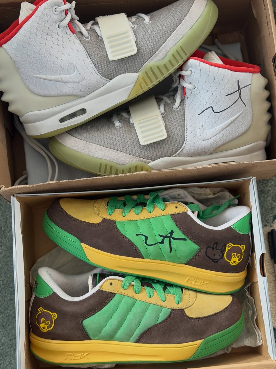 Ovrnundr's tweet photo. Ye signed someone’s pair of Reebok S Carter sample and Nike Air Yeezy 2 Platnium 🖊️

📷 @CuratedVan https://t.co/vCC5iGDRqW
